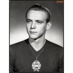   Solymosi Ernő, az 1962-es Chilei labdarúgó világbajnokságon részt vett magyar válogatott csapat tagja, hátvédje, sporttörténet, labdarúgás, 1962, 1960-as évek, Eredeti fotó, papírkép.   