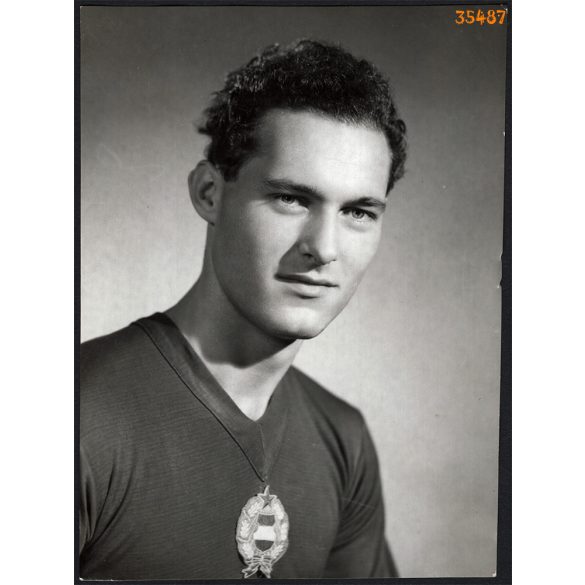 Szentmihályi Antal, az 1962-es Chilei labdarúgó világbajnokságon részt vett magyar válogatott csapat tagja, kapusa, sporttörténet, labdarúgás, 1962, 1960-as évek, Eredeti fotó, papírkép.  