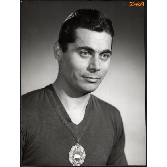Sárosi László, az 1962-es Chilei labdarúgó világbajnokságon részt vett magyar válogatott csapat tagja, védője, sporttörténet, labdarúgás, 1962, 1960-as évek, Eredeti fotó, papírkép.  