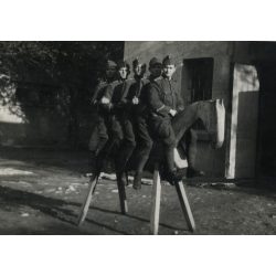   Magyar katonák falovon, Pápa, egyenruha, vicces, 1932, 1930-as évek, Eredeti fotó, a katonák által szignózott papírkép. 