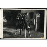 Magyar katonák falovon, Pápa, egyenruha, vicces, 1932, 1930-as évek, Eredeti fotó, a katonák által szignózott papírkép. 