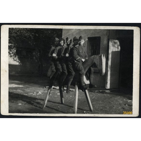 Magyar katonák falovon, Pápa, egyenruha, vicces, 1932, 1930-as évek, Eredeti fotó, a katonák által szignózott papírkép. 