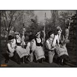 Nagyobb méret, Szendrő István fotóművészeti alkotása. Fiatalok, Kecseti (Hargita megye) népviseletben , 1930-as évek. Eredeti, pecséttel jelzett fotó, papírkép, Agfa Brovira papíron. Dekorációnak, ajá