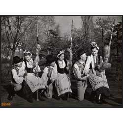   Nagyobb méret, Szendrő István fotóművészeti alkotása. Fiatalok, Kecseti (Hargita megye) népviseletben , 1930-as évek. Eredeti, pecséttel jelzett fotó, papírkép, Agfa Brovira papíron. Dekorációnak, ajá