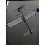 Nagyobb méret, Szendrő István fotóművészeti alkotása. Robbanómotoros repülőmodell a levegőben, 1930-as évek. Eredeti, pecséttel jelzett fotó, papírkép, Agfa Brovira papíron. Dekorációnak, ajándéknak i