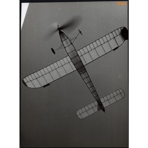 Nagyobb méret, Szendrő István fotóművészeti alkotása. Robbanómotoros repülőmodell a levegőben, 1930-as évek. Eredeti, pecséttel jelzett fotó, papírkép, Agfa Brovira papíron. Dekorációnak, ajándéknak i