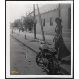 Csinos hölgy különös Csepel motorkerékpárral, jármű, közlekedés, 1950-es évek, Eredeti fotó, papírkép.  