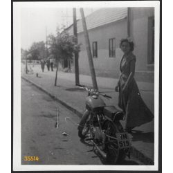   Csinos hölgy különös Csepel motorkerékpárral, jármű, közlekedés, 1950-es évek, Eredeti fotó, papírkép.  