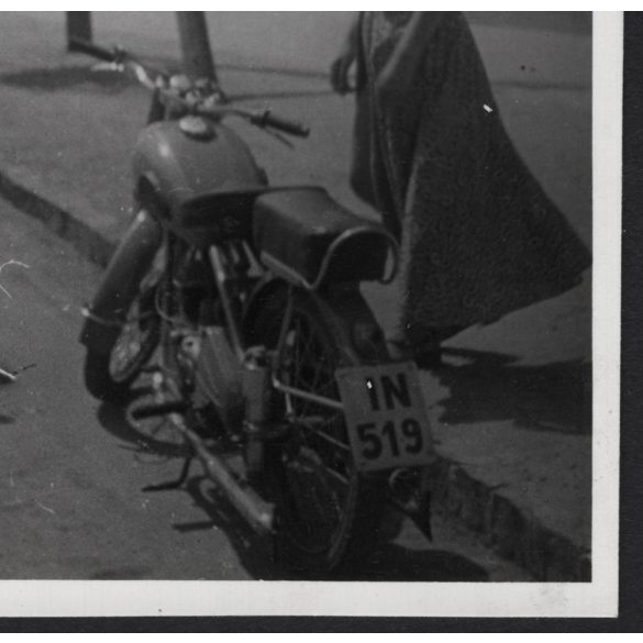 Csinos hölgy különös Csepel motorkerékpárral, jármű, közlekedés, 1950-es évek, Eredeti fotó, papírkép.  