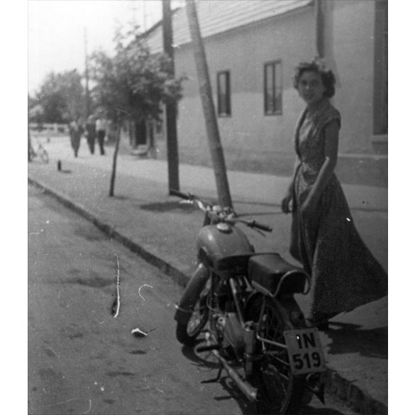 Csinos hölgy különös Csepel motorkerékpárral, jármű, közlekedés, 1950-es évek, Eredeti fotó, papírkép.  