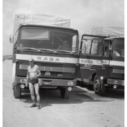   Sofőrök RÁBA-MAN kamionokkal, jármű, közlekedés, teherautó, 1970-es évek, Eredeti fotó, papírkép.   