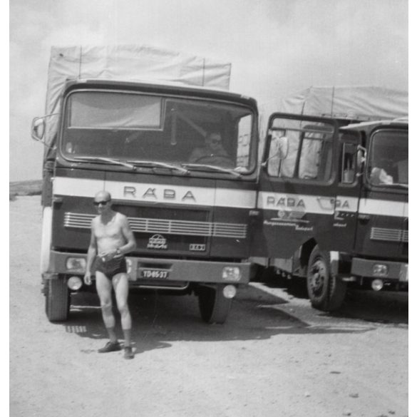 Sofőrök RÁBA-MAN kamionokkal, jármű, közlekedés, teherautó, 1970-es évek, Eredeti fotó, papírkép.   