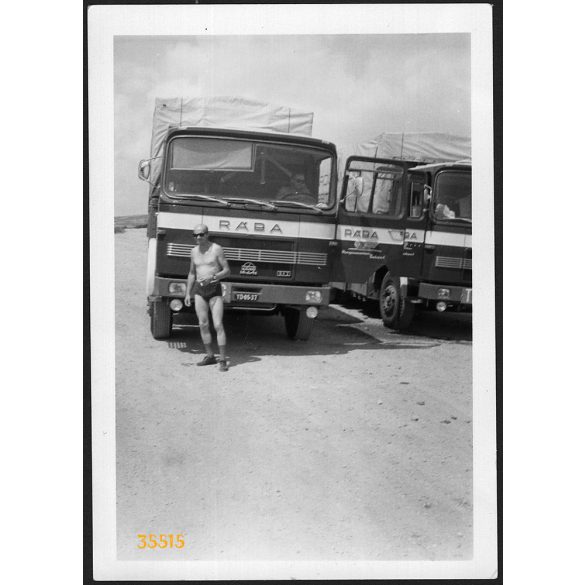 Sofőrök RÁBA-MAN kamionokkal, jármű, közlekedés, teherautó, 1970-es évek, Eredeti fotó, papírkép.   