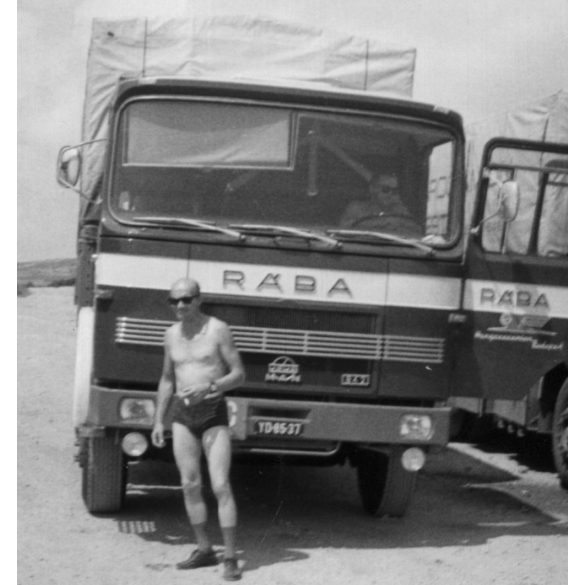 Sofőrök RÁBA-MAN kamionokkal, jármű, közlekedés, teherautó, 1970-es évek, Eredeti fotó, papírkép.   