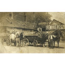  FÉNYKÉPÉSZET, fuvarosok a kocsma sarkánál, Fehér Jakus lóvasaló és kocsikovács, lovaskocsik, üzlet, felirat, reklám, foglalkozás, jármű, közlekedés, Eredeti fotó, papírkép. 