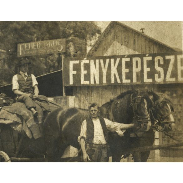 FÉNYKÉPÉSZET, fuvarosok a kocsma sarkánál, Fehér Jakus lóvasaló és kocsikovács, lovaskocsik, üzlet, felirat, reklám, foglalkozás, jármű, közlekedés, Eredeti fotó, papírkép. 