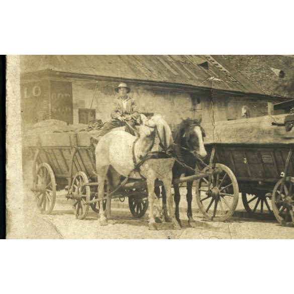 FÉNYKÉPÉSZET, fuvarosok a kocsma sarkánál, Fehér Jakus lóvasaló és kocsikovács, lovaskocsik, üzlet, felirat, reklám, foglalkozás, jármű, közlekedés, Eredeti fotó, papírkép. 