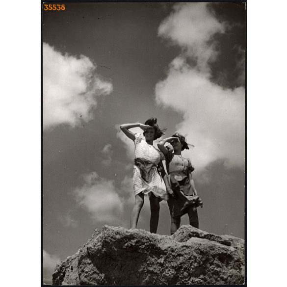Nagyobb méret, Szendrő István fotóművészeti alkotása. Lányok a szikla tetején, 1930-as évek. Eredeti, pecséttel jelzett fotó, papírkép. Dekorációnak, ajándéknak is kiváló. 