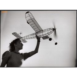   Nagyobb méret, Szendrő István fotóművészeti alkotása. Robbanómotoros repülőmodellel, 1930-as évek. Eredeti, pecséttel jelzett fotó, papírkép, Agfa Brovira papíron. Dekorációnak, ajándéknak is kiváló.