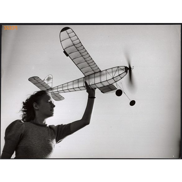 Nagyobb méret, Szendrő István fotóművészeti alkotása. Robbanómotoros repülőmodellel, 1930-as évek. Eredeti, pecséttel jelzett fotó, papírkép, Agfa Brovira papíron. Dekorációnak, ajándéknak is kiváló.