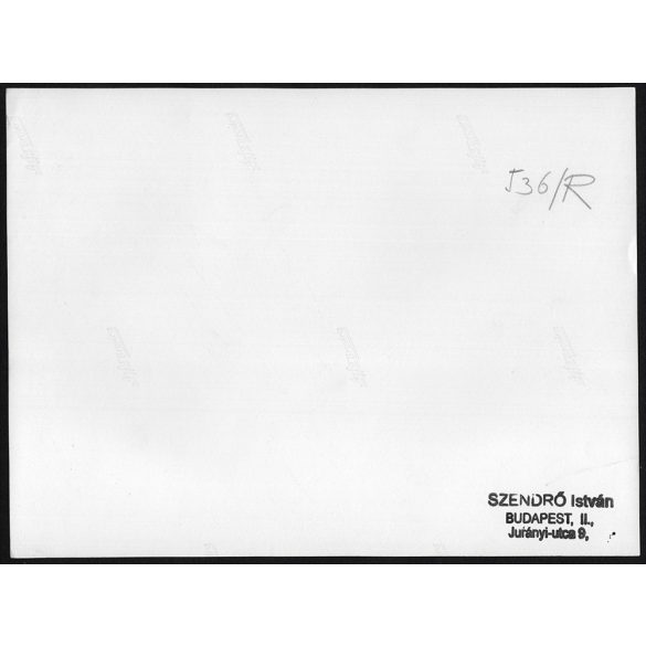 Nagyobb méret, Szendrő István fotóművészeti alkotása. Robbanómotoros repülőmodellel, 1930-as évek. Eredeti, pecséttel jelzett fotó, papírkép, Agfa Brovira papíron. Dekorációnak, ajándéknak is kiváló.