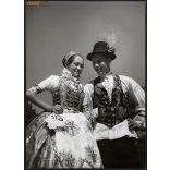 Nagyobb méret, Szendrő István fotóművészeti alkotása. Fiatalok, Doroszlói (Vajdaság) népviseletben, 1930-as évek. Eredeti, pecséttel jelzett fotó, papírkép, Agfa Brovira papíron. Dekorációnak, ajándék
