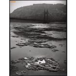 Nagyobb méret, Szendrő István fotóművészeti alkotása. Budapest, jégzajlás a Dunán, Erzsébet híd, Gellért-hegy, 1930-as évek. Eredeti, pecséttel jelzett fotó, papírkép, Agfa Brovira papíron. Dekoráción