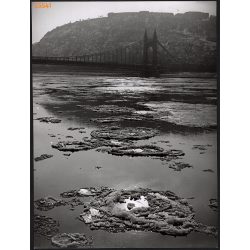  Nagyobb méret, Szendrő István fotóművészeti alkotása. Budapest, jégzajlás a Dunán, Erzsébet híd, Gellért-hegy, 1930-as évek. Eredeti, pecséttel jelzett fotó, papírkép, Agfa Brovira papíron. Dekoráción