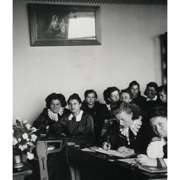 Iskolás lányok a Marianumban, Kolozsvár, Erdély, katolikus Felső Leányiskola, oktatás, 1942, 1940-es évek, Eredeti fotó, papírkép.  