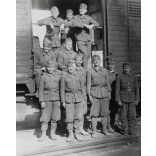 Kantin áru átvétele a vasúton, Berditschew, Szovjetúnió, Ukrajna, magyar katonák egyenruhában, 2. világháború, tábori posta 131/27, 1942, 1940-es évek, Eredeti fotó, hátulján feliratozott papírkép.   