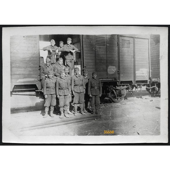 Kantin áru átvétele a vasúton, Berditschew, Szovjetúnió, Ukrajna, magyar katonák egyenruhában, 2. világháború, tábori posta 131/27, 1942, 1940-es évek, Eredeti fotó, hátulján feliratozott papírkép.   