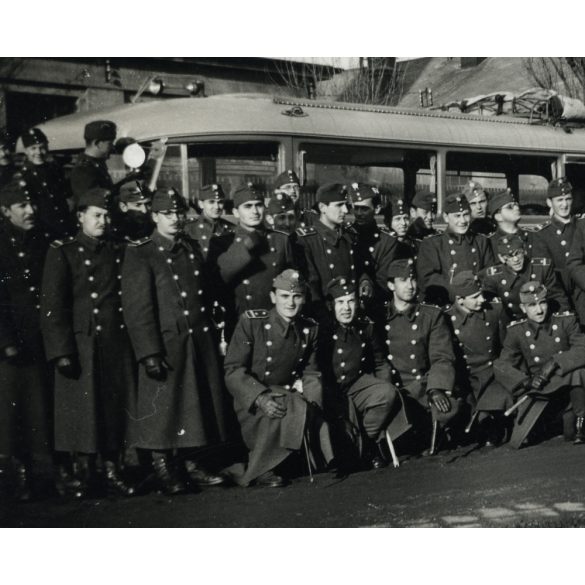 A hadapród tanfolyam látogatása a Hangya telepeken, Budapest, magyar katonák egyenruhában, Szalay Sándor, 2. világháború, 1940, 1940-es évek, Eredeti fotó, hátulján feliratozott, névvel ellátott papír