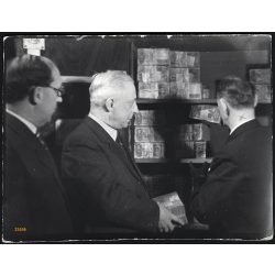   A Magyar Királyi Postatakarékpénztár 50 éves jubileuma alkalmával a főpénztárt a mozik részére lefényképezték. Budapest, 1936, 1930-as évek. Eredeti fotó, hátulján feliratozott papírkép.  