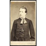 L'Angerer műterem, Bécs, Ausztria, Meitner Emil későbbi ügyvéd portréja, Büchlbauer család, magyaros ruha, 1860-as évek, Eredeti CDV, feliratozott vizitkártya fotó.   méret megközelítőleg (centiméterb