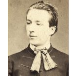 L'Angerer műterem, Bécs, Ausztria, Meitner Emil későbbi ügyvéd portréja, Büchlbauer család, magyaros ruha, 1860-as évek, Eredeti CDV, feliratozott vizitkártya fotó.   méret megközelítőleg (centiméterb