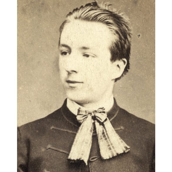 L'Angerer műterem, Bécs, Ausztria, Meitner Emil későbbi ügyvéd portréja, Büchlbauer család, magyaros ruha, 1860-as évek, Eredeti CDV, feliratozott vizitkártya fotó.   méret megközelítőleg (centiméterb