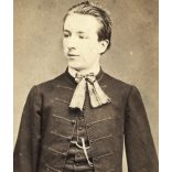 L'Angerer műterem, Bécs, Ausztria, Meitner Emil későbbi ügyvéd portréja, Büchlbauer család, magyaros ruha, 1860-as évek, Eredeti CDV, feliratozott vizitkártya fotó.   méret megközelítőleg (centiméterb