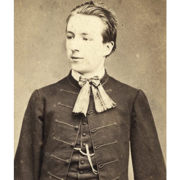 L'Angerer műterem, Bécs, Ausztria, Meitner Emil későbbi ügyvéd portréja, Büchlbauer család, magyaros ruha, 1860-as évek, Eredeti CDV, feliratozott vizitkártya fotó.   méret megközelítőleg (centiméterb