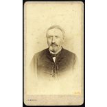 Simonyi műterem, Pest, Mitteldorfer Antal (Kostgleba Anna férje) portréja, magyaros ruha, 1860-as évek, Eredeti CDV, feliratozott vizitkártya fotó. 