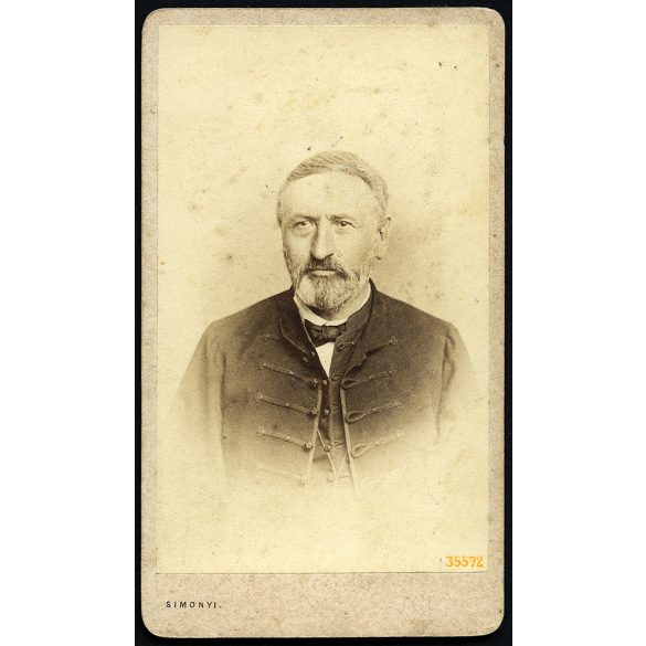 Simonyi műterem, Pest, Mitteldorfer Antal (Kostgleba Anna férje) portréja, magyaros ruha, 1860-as évek, Eredeti CDV, feliratozott vizitkártya fotó. 