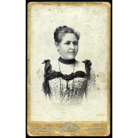 Rutkai műterem, Arad, Erdély, elegáns nő gyönyörű ruhában, 1890-es évek, helytörténet, Eredeti CDV, vizitkártya fotó, hátulján ragasztás.  
