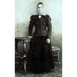 Kumpf műterem, Magyaróvár, elegáns nő kendőben, 1890-es évek, helytörténet, Eredeti CDV, vizitkártya fotó.  