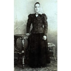   Kumpf műterem, Magyaróvár, elegáns nő kendőben, 1890-es évek, helytörténet, Eredeti CDV, vizitkártya fotó.  
