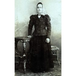   Kumpf műterem, Magyaróvár, elegáns nő kendőben, 1890-es évek, helytörténet, Eredeti CDV, vizitkártya fotó.  
