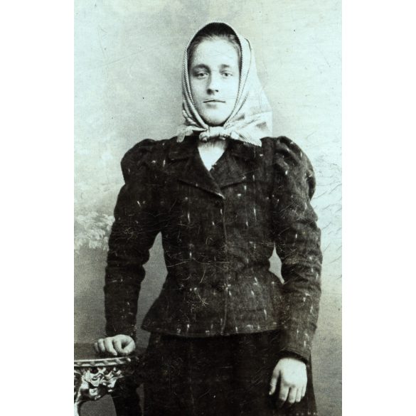 Kumpf műterem, Magyaróvár, elegáns nő kendőben, 1890-es évek, helytörténet, Eredeti CDV, vizitkártya fotó.  