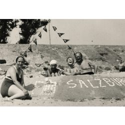   Osztrák család fürdőhelyen, homokvár náci, horogkeresztes zászlókkal, Salzburg felirat, 2. világháború, különös, 1930-as évek, Eredeti fotó, papírkép.