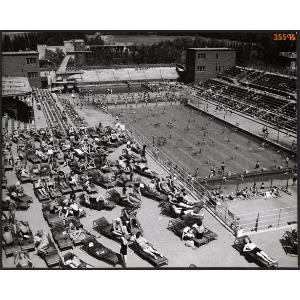 Nagyobb méret, Szendrő István fotóművészeti alkotása. Budapest, Margitsziget, nyár a Sportuszodában, 1930-as évek. Eredeti, pecséttel jelzett fotó, papírkép, Agfa Brovira papíron. Dekorációnak, ajándé