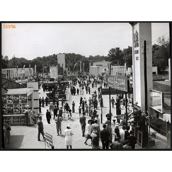 Nagyobb méret, Szendrő István fotóművészeti alkotása. Budapest, ipari vásár, haditechnika, 1930-as évek. Eredeti, pecséttel jelzett fotó, papírkép, Agfa Brovira papíron. Dekorációnak, ajándéknak is ki