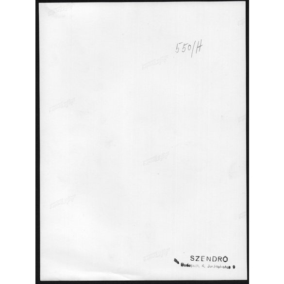 Nagyobb méret, Szendrő István fotóművészeti alkotása. A levegőben lógva, 1930-as évek. Eredeti, pecséttel jelzett fotó, papírkép, Agfa Brovira papíron. Dekorációnak, ajándéknak is kiváló. 