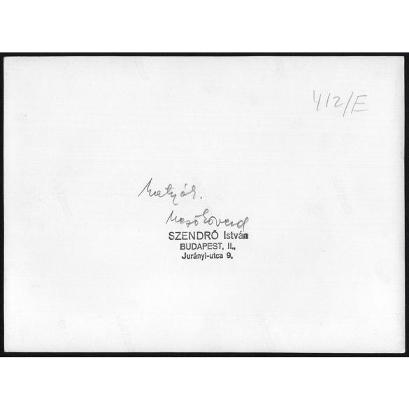 Nagyobb méret, Szendrő István fotóművészeti alkotása. Matyók, mezőkövesdi népviseletben, 1930-as évek. Eredeti, pecséttel jelzett fotó, papírkép, Agfa Brovira papíron. Dekorációnak, ajándéknak is kivá